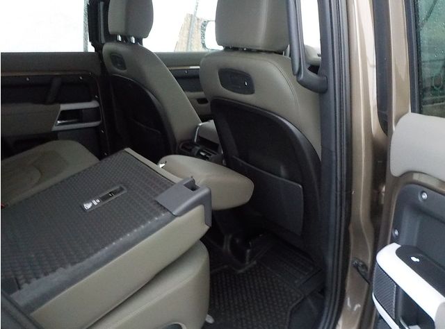 21款全新路虎卫士2.0T版本低售价更亲民