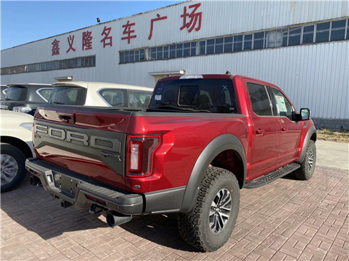 2021款福特猛禽f350柴油皮卡这样一部大型皮卡采用四轮驱动是理所当然