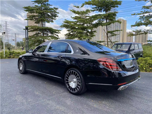 奔驰maybach价格,奔驰maybach s400 后备箱上方有"maybach"字母标识,车头和车尾处已经被奔驰的"三叉星"所