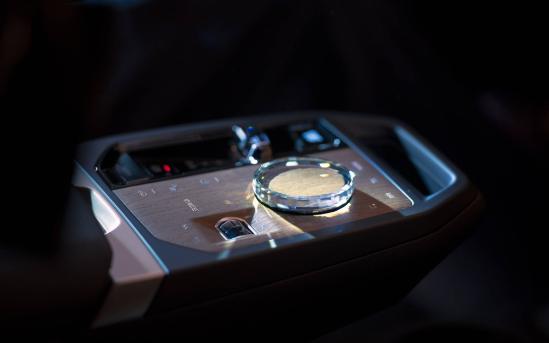 历经沧桑二十年 宝马iDrive 8.0赋予人机交互新定义