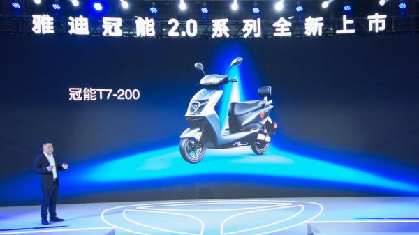 撒贝宁惊喜现身见证雅迪冠能20系列发布