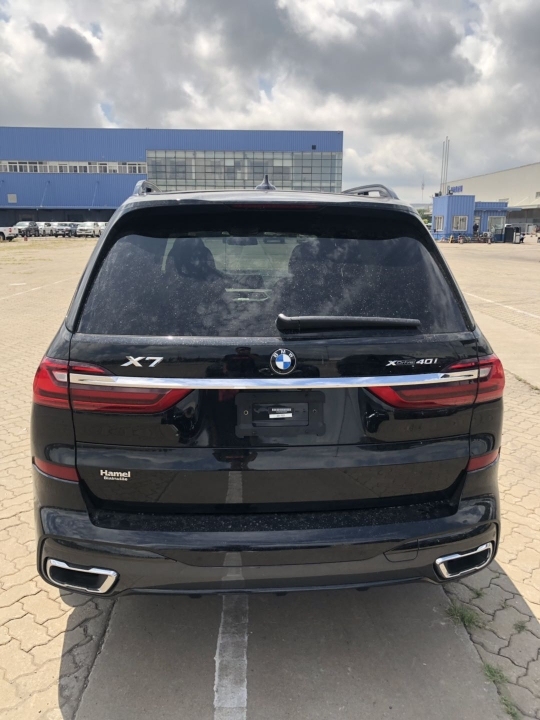 21款宝马X7 平行进口标配底盘升降雷测