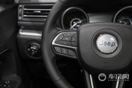 广汽菲克-大指挥官-2.0T 两驱领先版