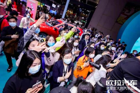 20万内唯一的闪电超跑 民国风格的复古朋克 欧拉双猫齐聚车展