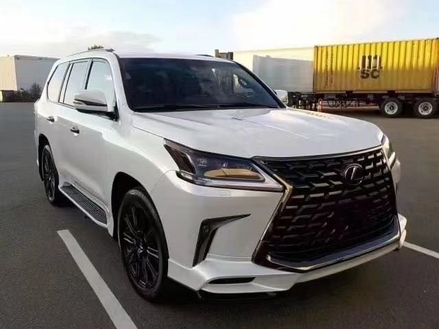 有着全尺寸定位的 lx570是雷克萨斯旗下的顶级suv,除了提供强劲的越野