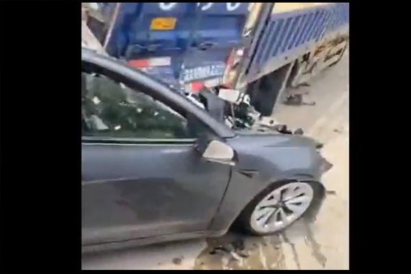 特斯拉Model3追尾货车，驾驶员当场死亡！