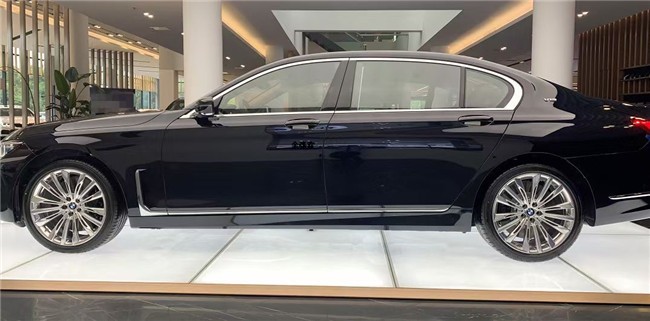 2021款宝马M760Li 豪华在进化耀影版   