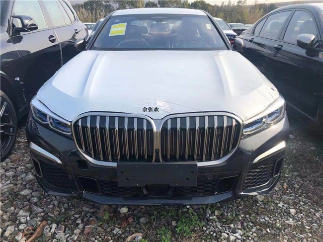 2021款宝马M760Li 豪华在进化耀影版   