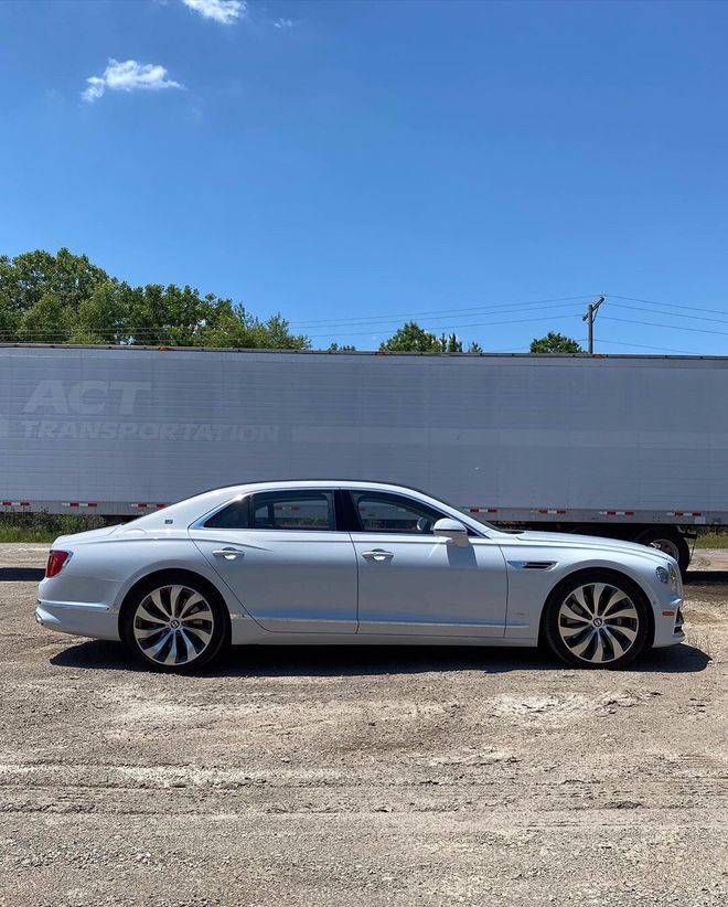 全新21款宾利飞驰W12豪华游艇的既视感 