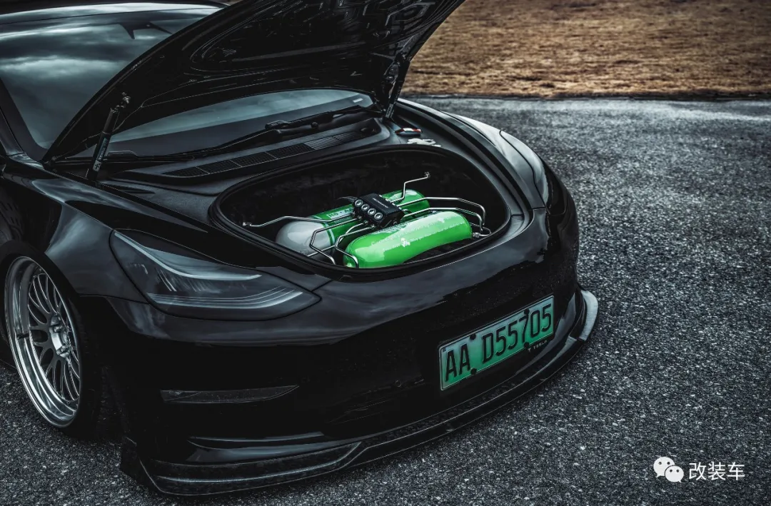 这辆特斯拉Model 3应该刹得住,提车之前刹车改件都准备好了