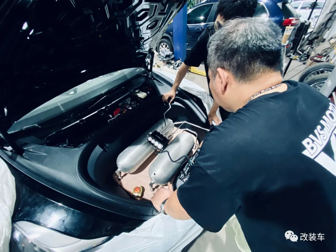 这辆特斯拉Model 3应该刹得住,提车之前刹车改件都准备好了