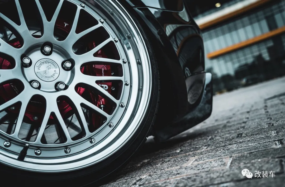 这辆特斯拉Model 3应该刹得住,提车之前刹车改件都准备好了