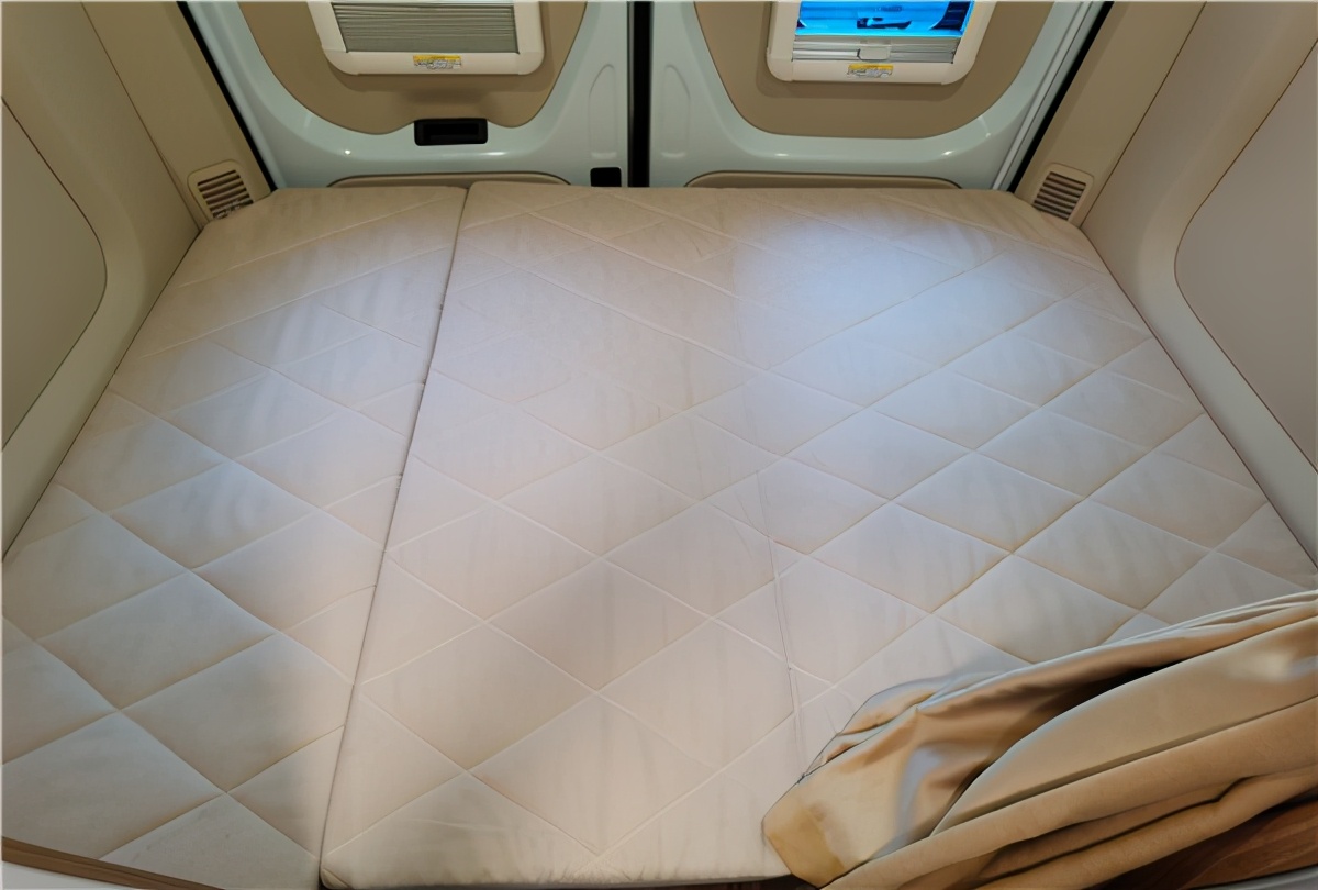 金冠宾歌B900大通V90B型房车，采用后横床+吊床满足多人睡眠