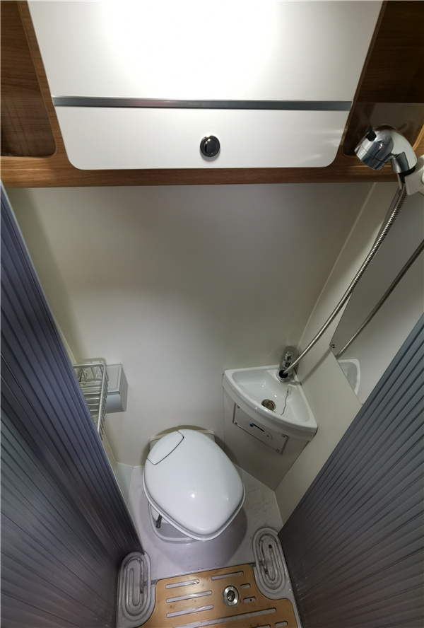 金冠宾歌B900大通V90B型房车，采用后横床+吊床满足多人睡眠