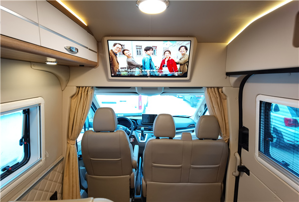 金冠宾歌B900大通V90B型房车，采用后横床+吊床满足多人睡眠