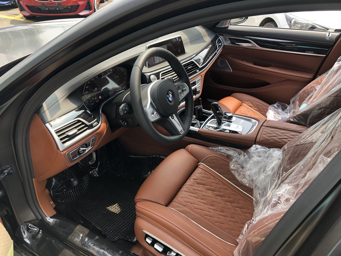 21款宝马M760广东现车颜色齐全选配冰箱