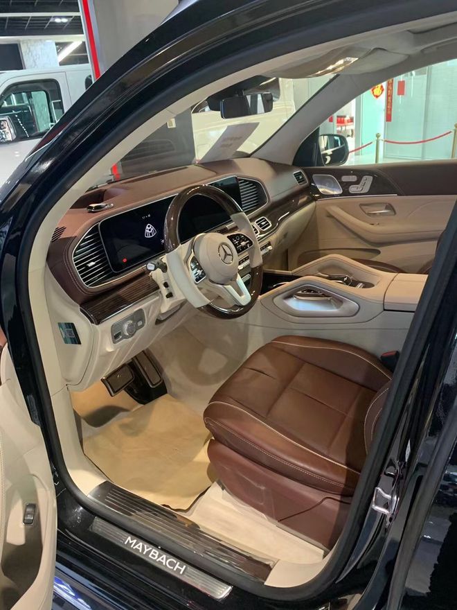 奔驰迈巴赫GLS600精美石英表提升品位  