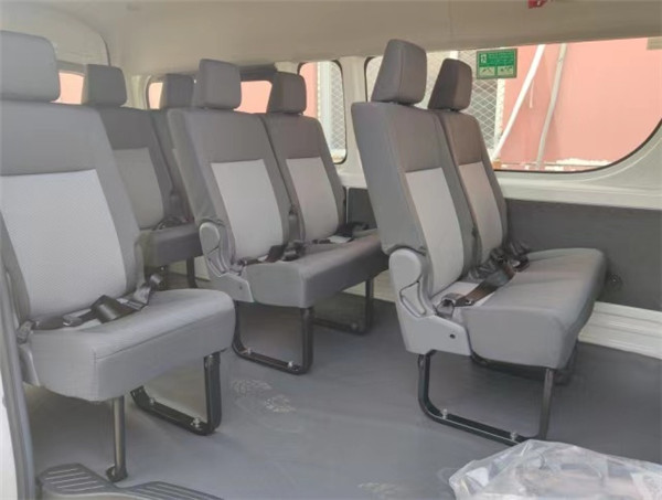 2021款进口丰田海狮13座黄仅售36万    