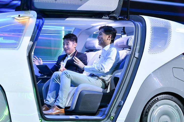 配备鸥翼门，央视直播了什么车？撒贝宁金晨直呼想拥有