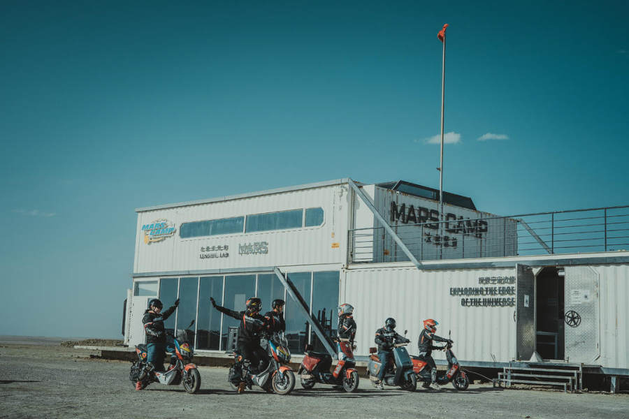 雅迪冠能2.0探索火星营地,刷新行业性能新高度