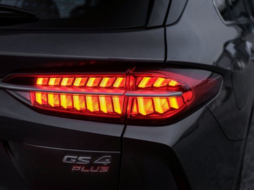 哥哥们滇族服饰上身看点多 传祺GS4 PLUS双面造型抓人眼球