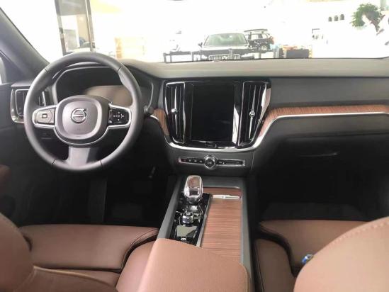 真实购车：买沃尔沃XC60配置还是宝马的标？都要40万