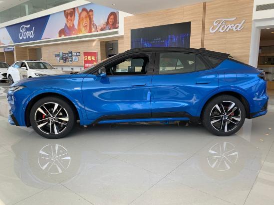 一部像电动车的燃油车2278万起售的长安福特evos探店