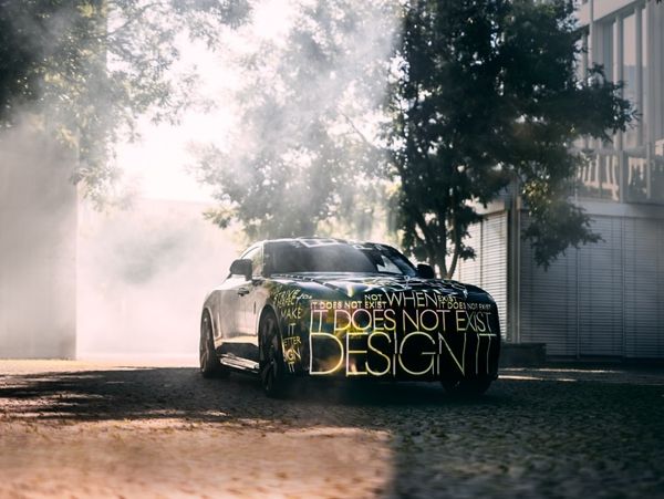 劳斯莱斯汽车宣布首款纯电动车“闪灵”全球路试