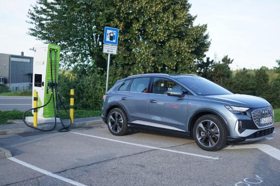 海外试驾奥迪首款电动紧凑型SUV Q4 e-tron，销量就靠它了