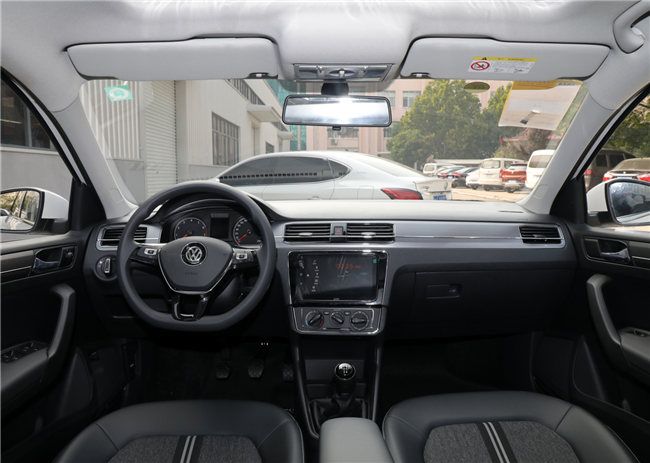 武汉上汽大众-桑塔纳综合优惠1.5万元 现车齐全