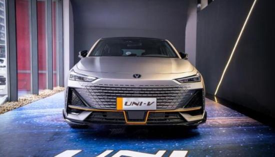 新知达人, 电动升降尾翼+四联屏 UNI-V首发亮相  网友：车买早了