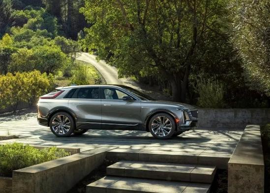 宝马iX、凯迪拉克lyriq旗舰级SUV对比，iX何德何能贵一倍