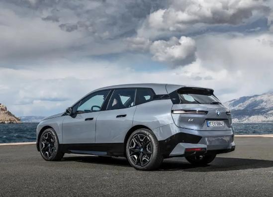 宝马iX、凯迪拉克lyriq旗舰级SUV对比，iX何德何能贵一倍