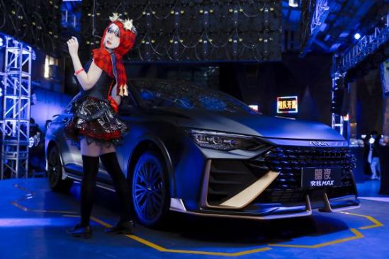 中国首款量产机甲战车，暗夜·奕炫MAX新车燃爆登场，12.98万起售