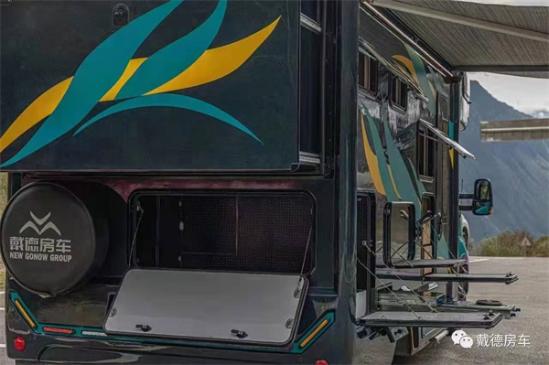 戴德E途PROMAX碳纤维板依维柯房车，据说30天无忧用电