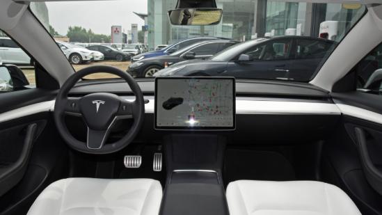 玩运动宝马i4拿手，但比Model 3贵11万，值吗