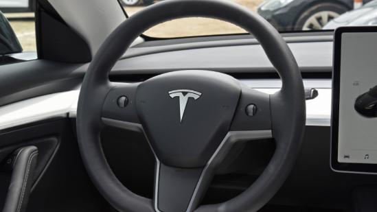 玩运动宝马i4拿手，但比Model 3贵11万，值吗