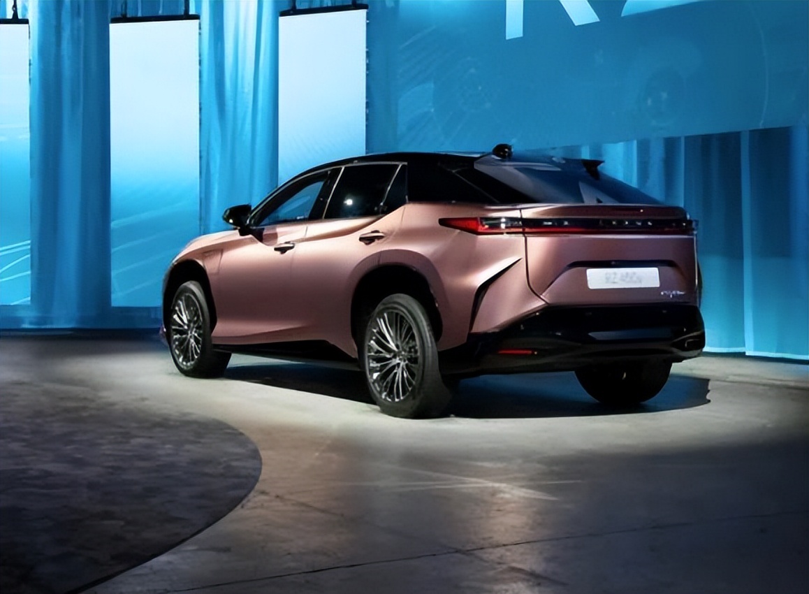 和丰田bZ4X同平台，配备赛车方向盘，纯电SUV雷克萨斯RZ发布