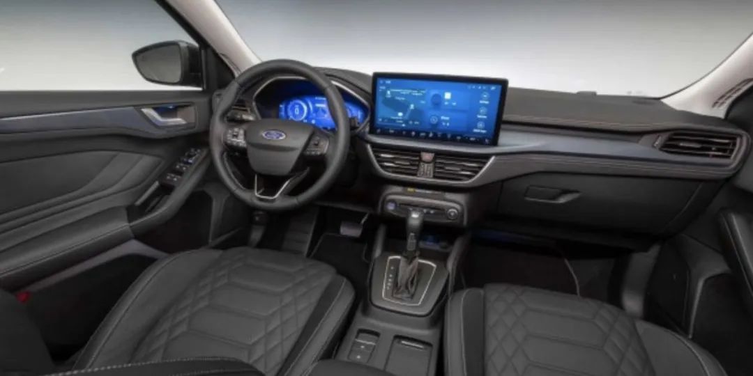 换装1.5T四缸发动机,福特新款福克斯亮相