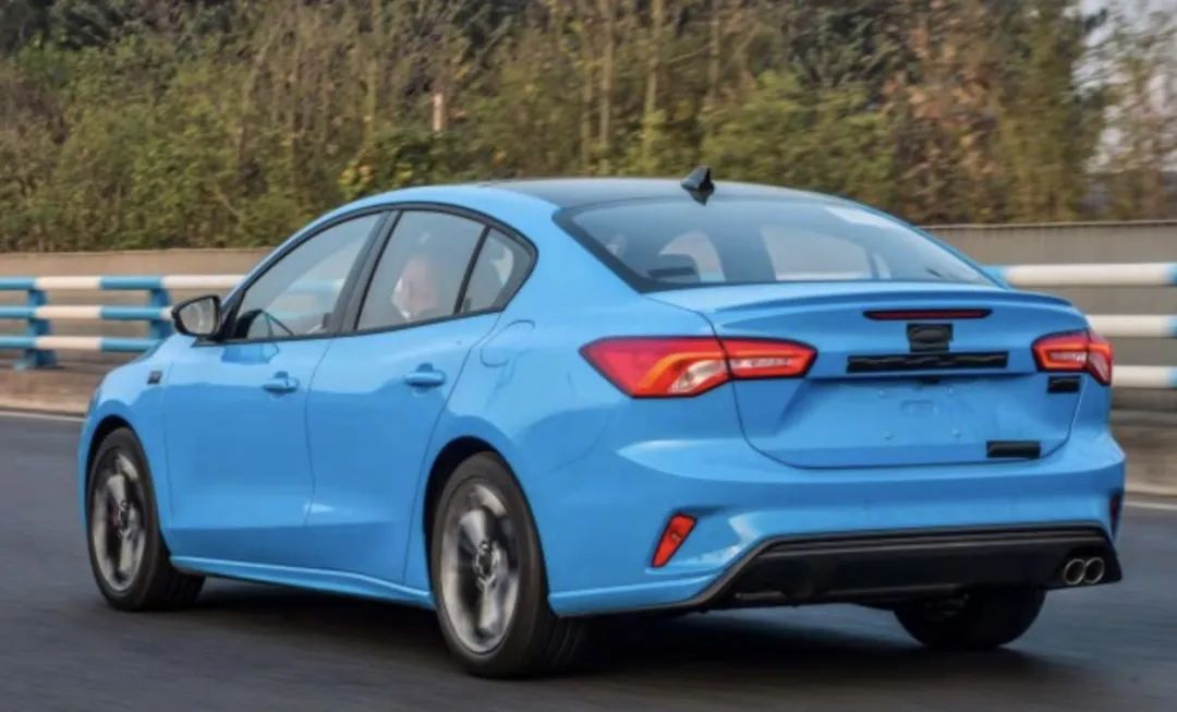 换装1.5T四缸发动机,福特新款福克斯亮相