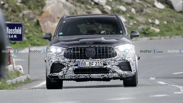 最快将在2022年内亮相 全新梅赛德斯-AMG GLC 63内饰谍照曝光 