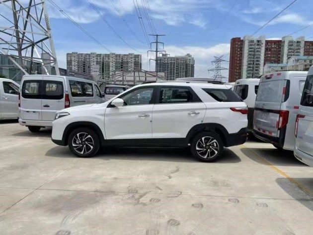 采用全新的前脸设计 新款风光560实车曝光 