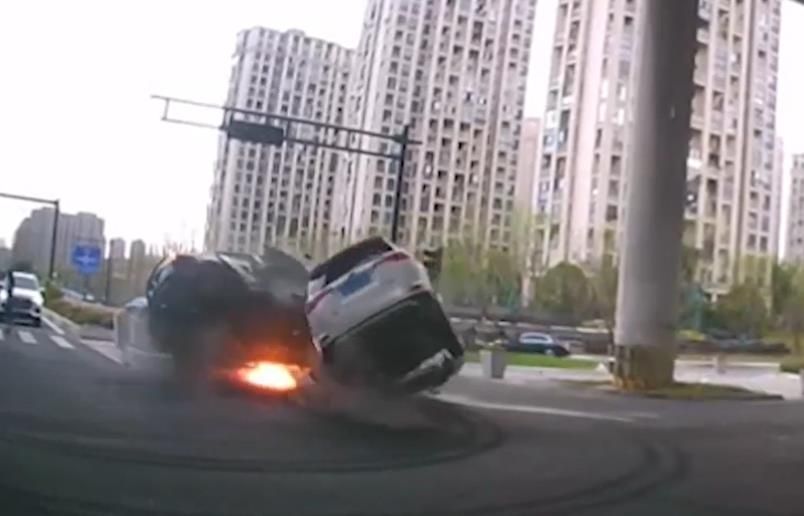 突发：杭州一特斯拉遭受猛烈撞击后底盘起火