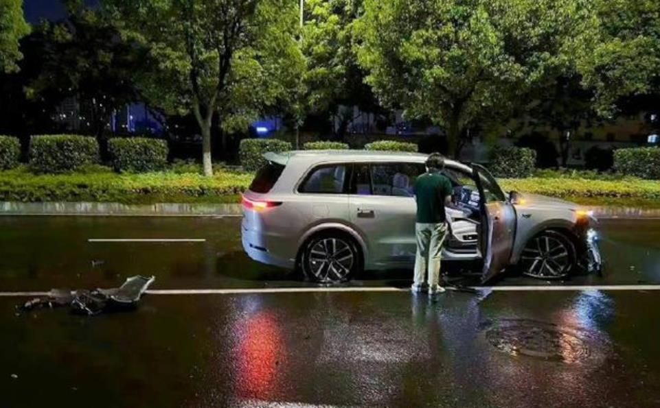 理想L9试驾车雨夜撞护栏 官方回应：空气弹簧完好无损