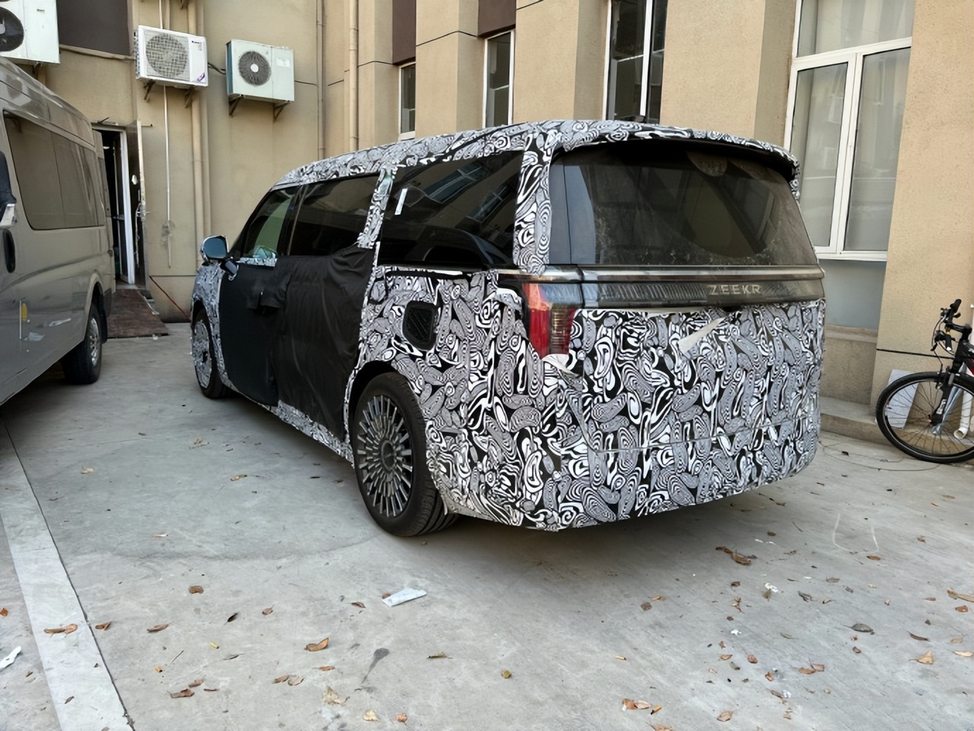 极氪首款纯电MPV 009曝光，极氪有了独立家族设计语言？
