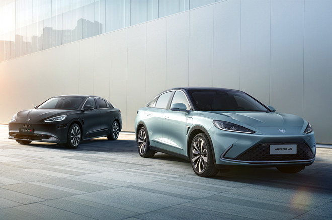 极狐“ST兄弟”焕新上市 高端纯电21.88万起售