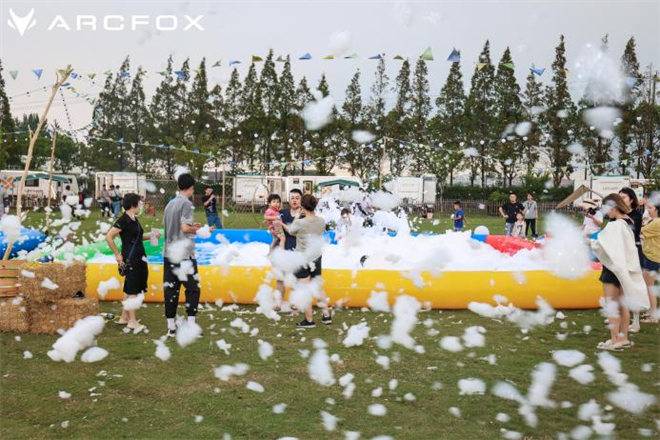 携手小王子IP，极狐汽车用经典元素讲“新”的故事