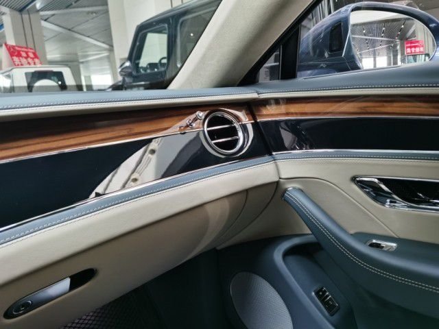 23款宾利飞驰油混版优惠10万现车颜色齐