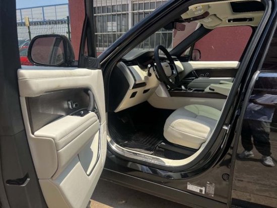 23款路虎揽胜行政4.4T汽油长轴7座售价 