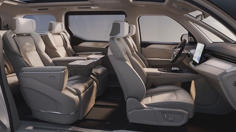 沃尔沃首款纯电豪华MPV EM90全球首发，售价81.8万元